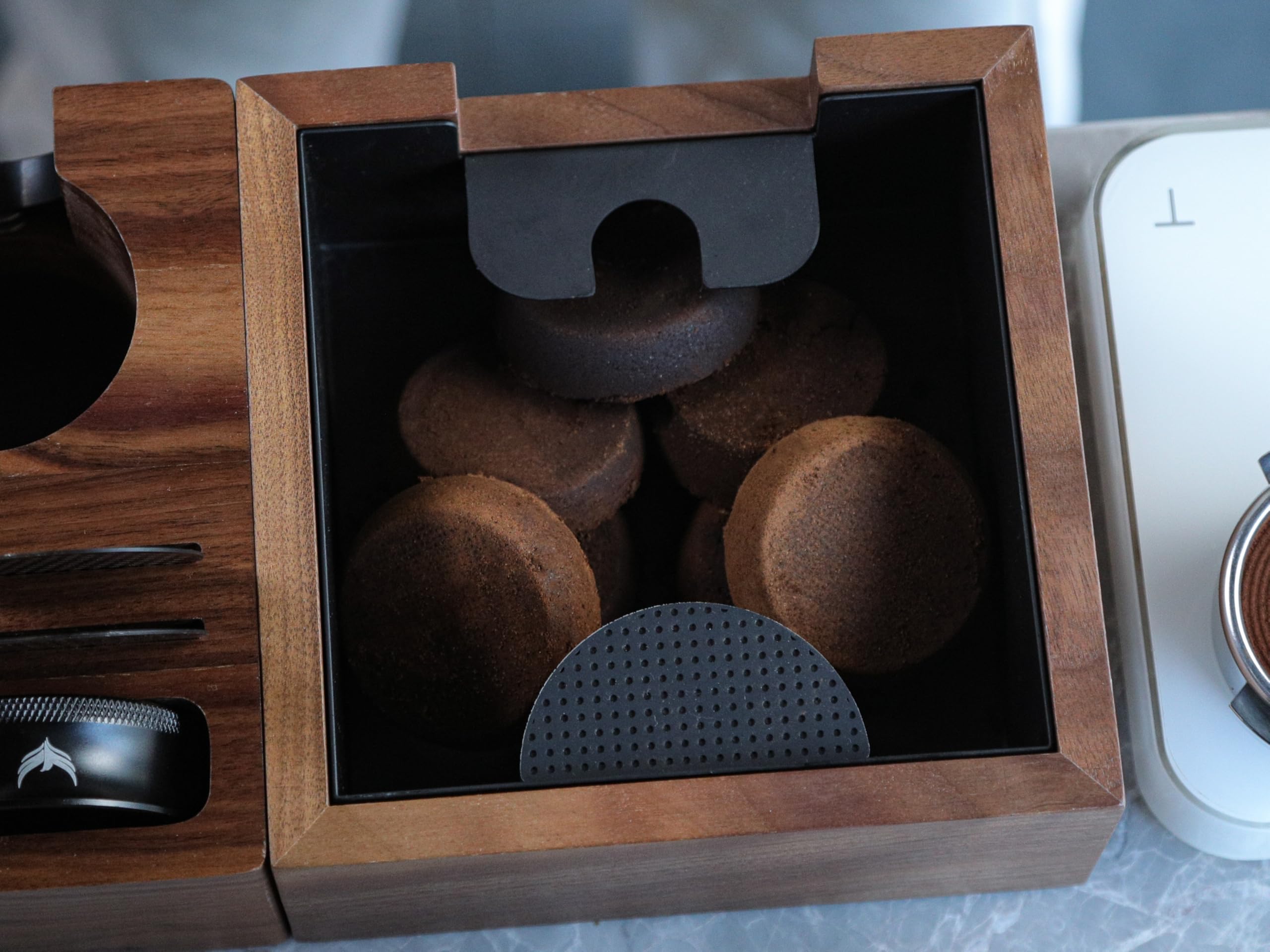 KNODOS coffee grounds disposal ready for quick post-shot cleanup.
