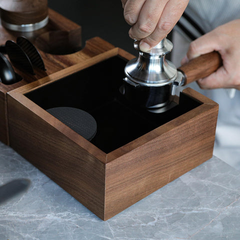 KNODOS non-slip base keeping the unit steady during espresso routines.