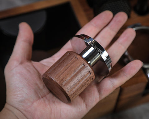 KNODOS Echo Tamper walnut handle for a warm, comfortable grip during tamping.