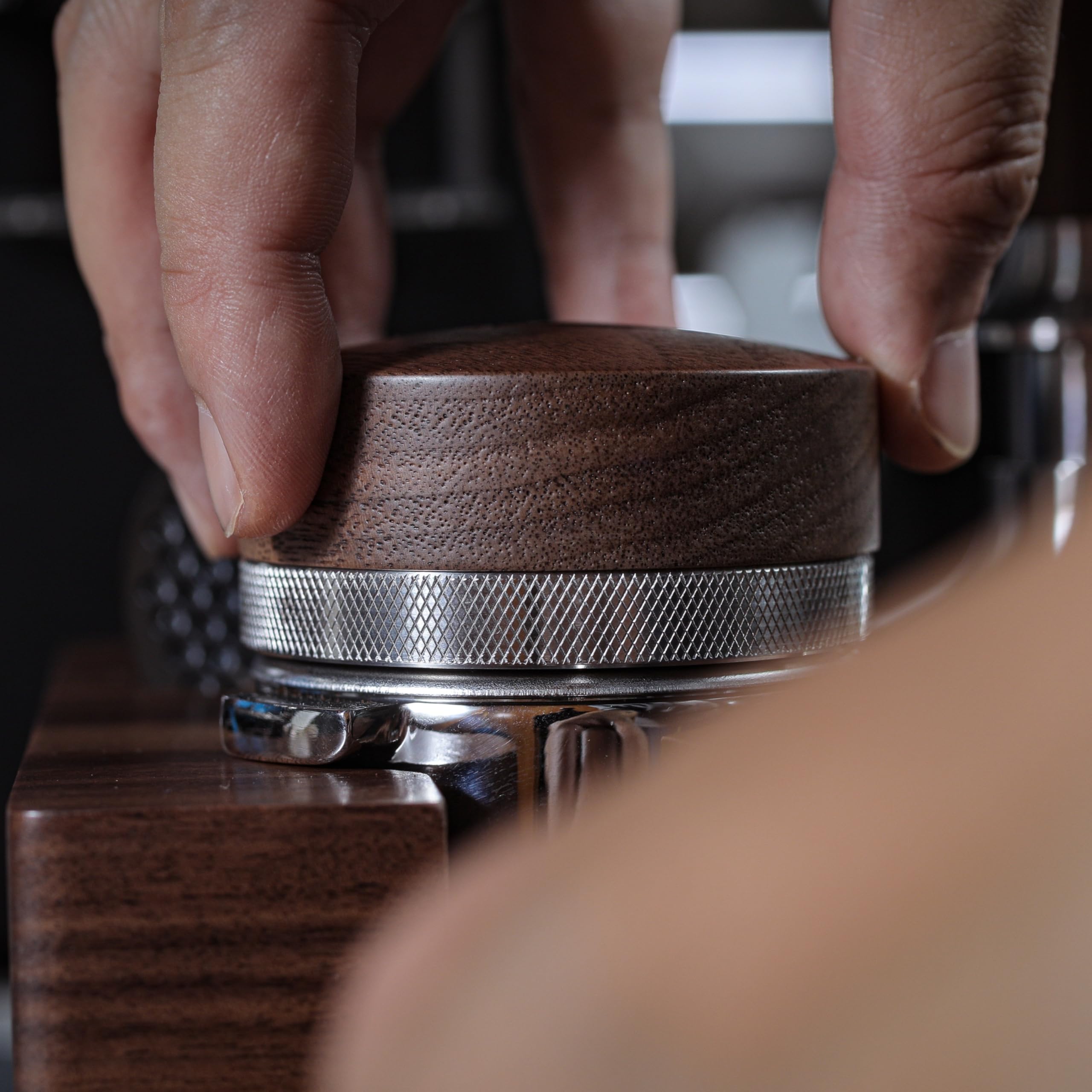 KNODOS ergonomic wood handle offers comfortable grip during coffee leveling sessions