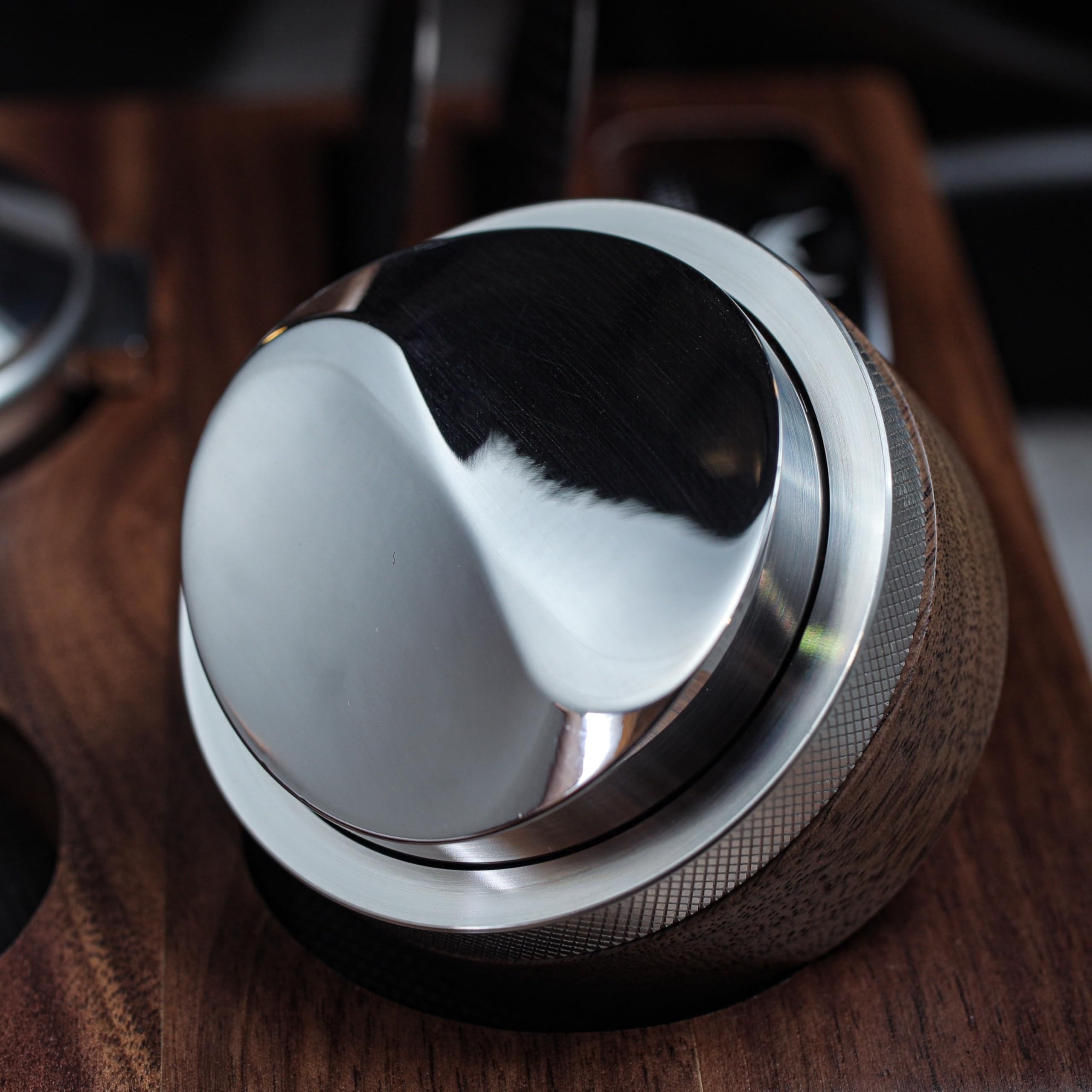 KNODOS ergonomic wood handle provides a comfortable grip during tamping and leveling.