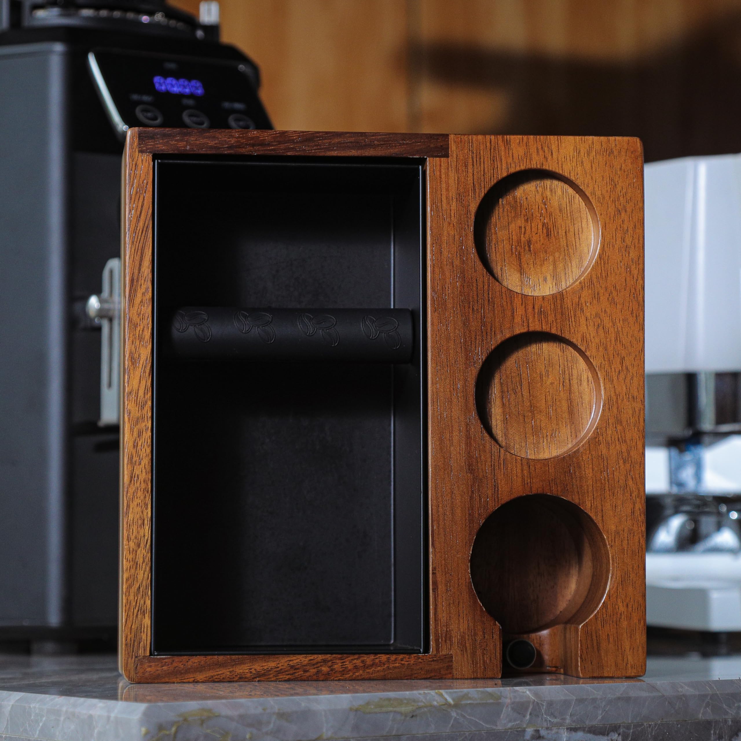KNODOS organized barista setup improves workflow and cleanliness