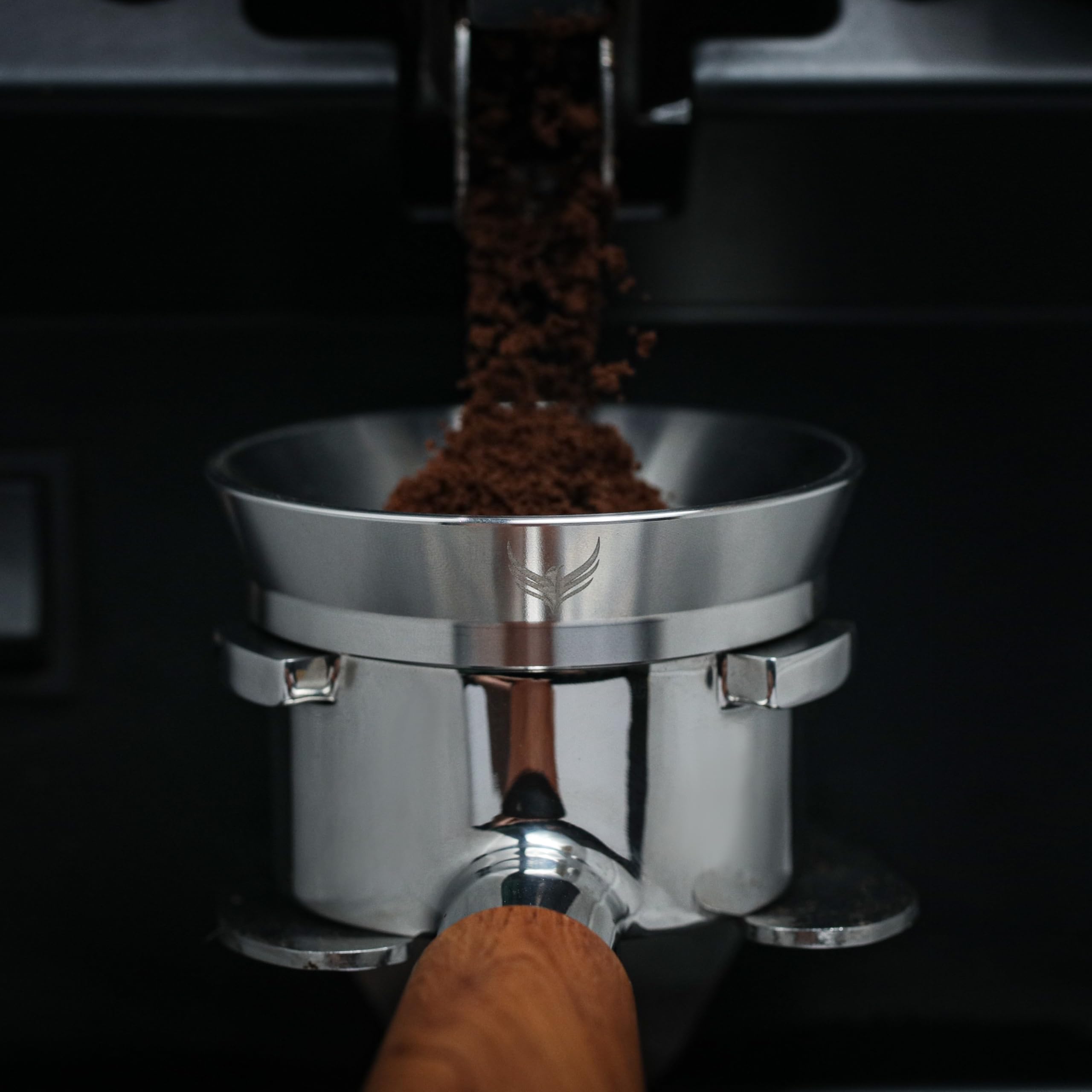 KNODOS magnetic dosing ring keeps the funnel secure while tamping.