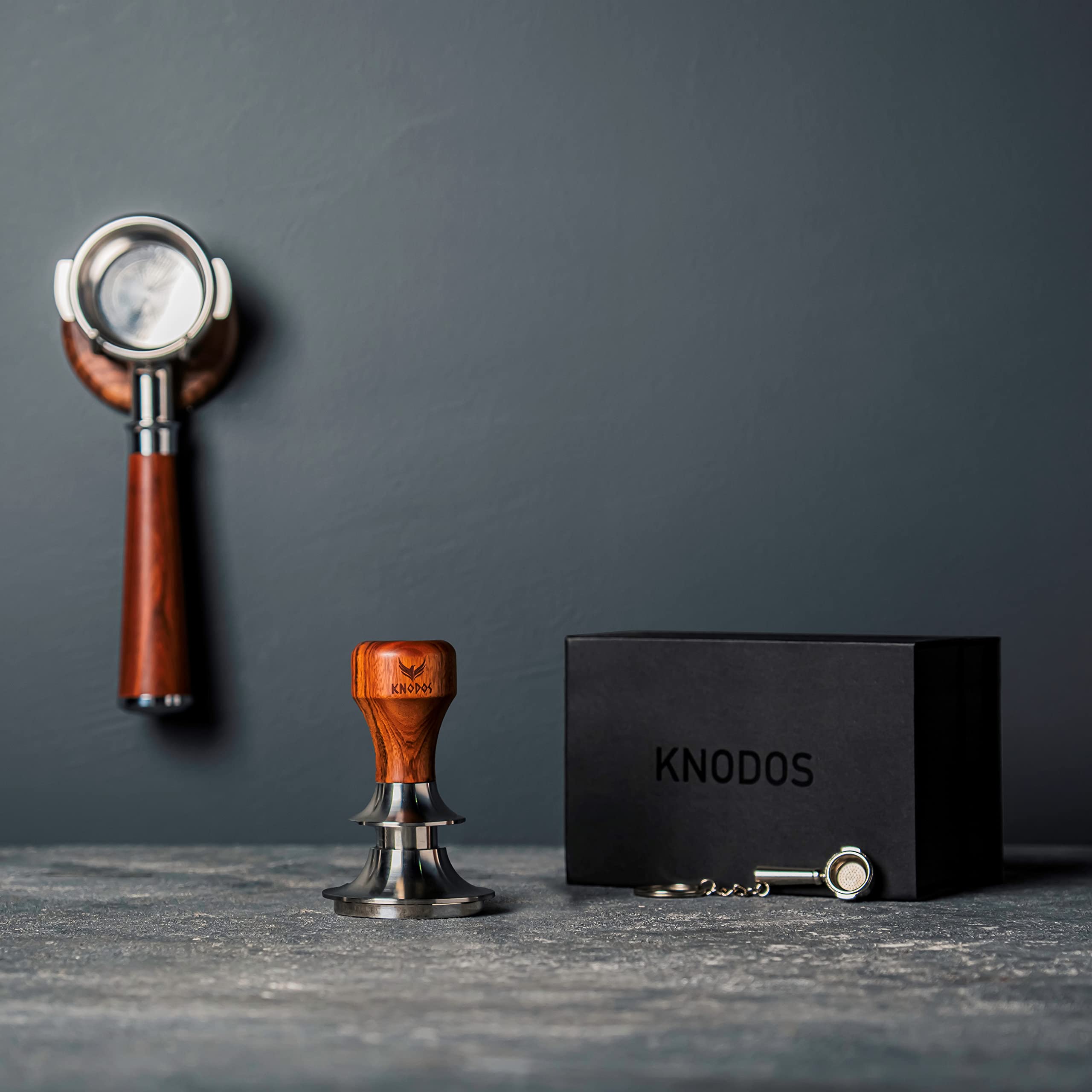 KNODOS portafilter shaped keychain included with tamper in gift box.
