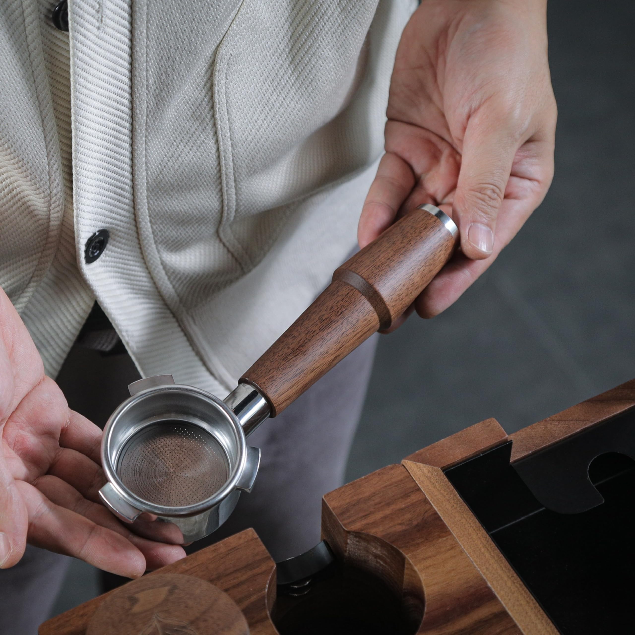 KNODOS precision-machined walnut body supports daily use and durability.