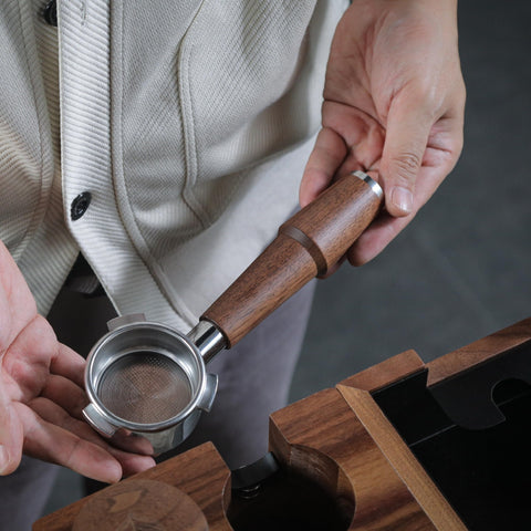 KNODOS precision-machined walnut body supports daily use and durability.