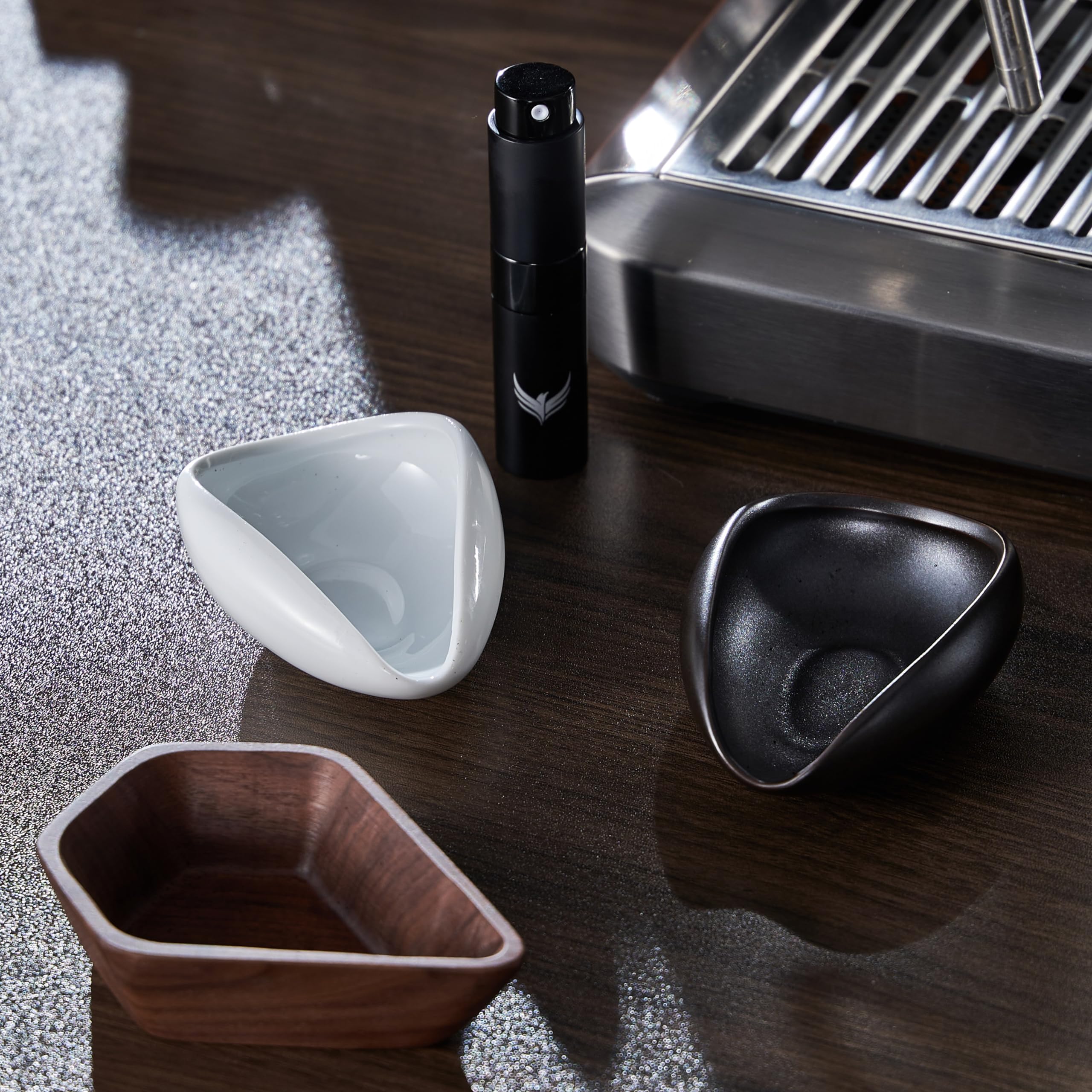 KNODOS set supports tidy handling and reduced bean mess during grinding