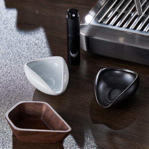 KNODOS set supports tidy handling and reduced bean mess during grinding