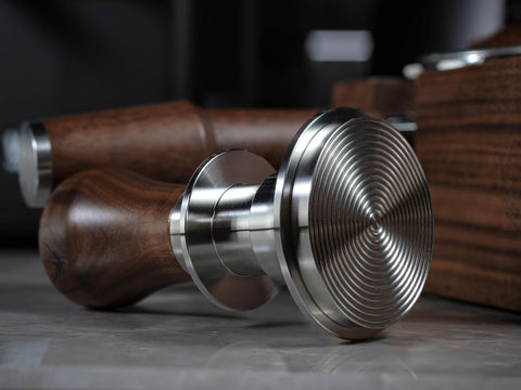 Gift-packaged tamper with portafilter-shaped keychain accessory.