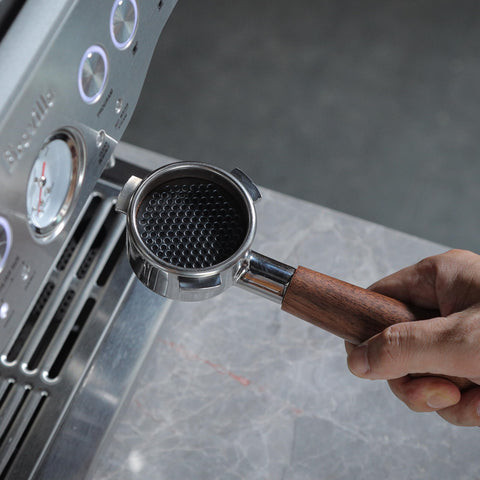 KNODOS walnut handle enhances durability and stability during daily use