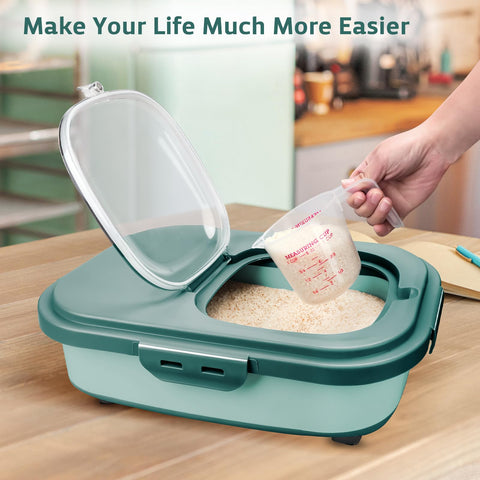 Komzon measuring cup and small container support organized meal prep.