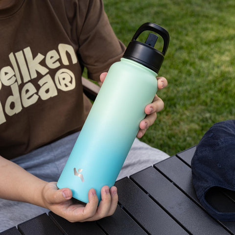 Konokyo mint bottle non-sweat surface shown during outdoor use.