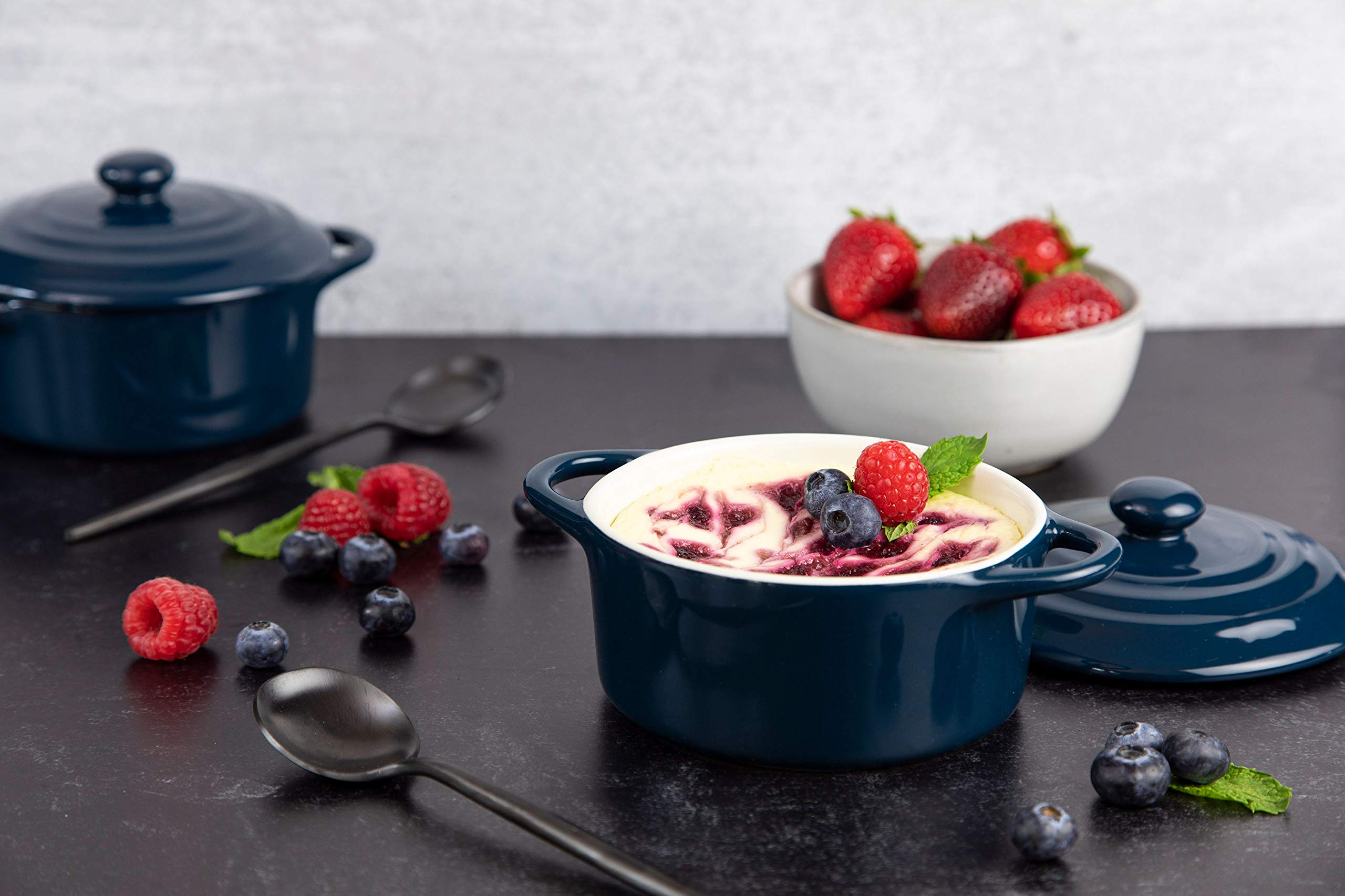 KooK Ceramic stoneware cocotte set Navy, durable and chip resistant.