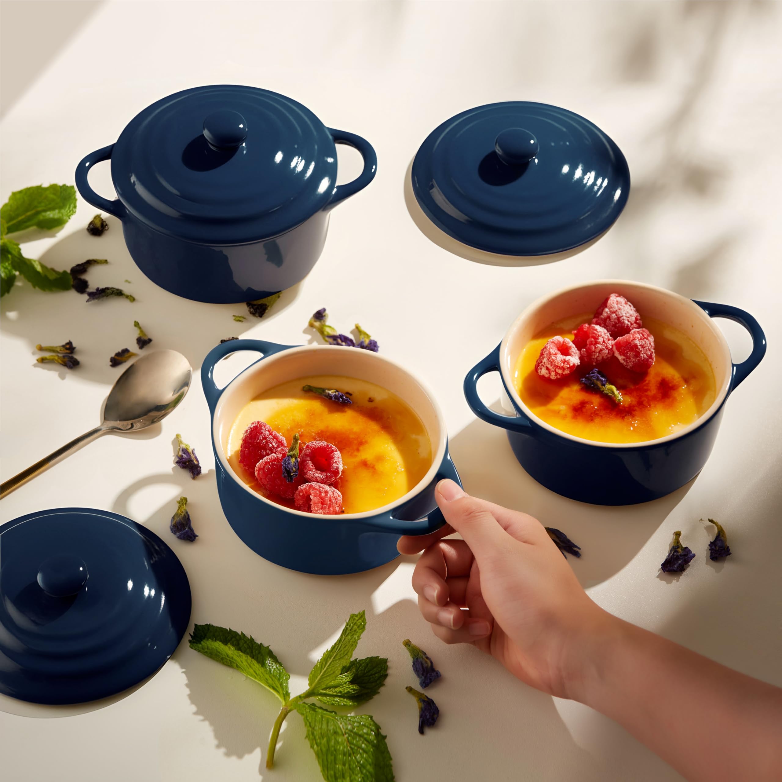 KooK Navy lid-equipped cocotte ideal for keeping meals warm.