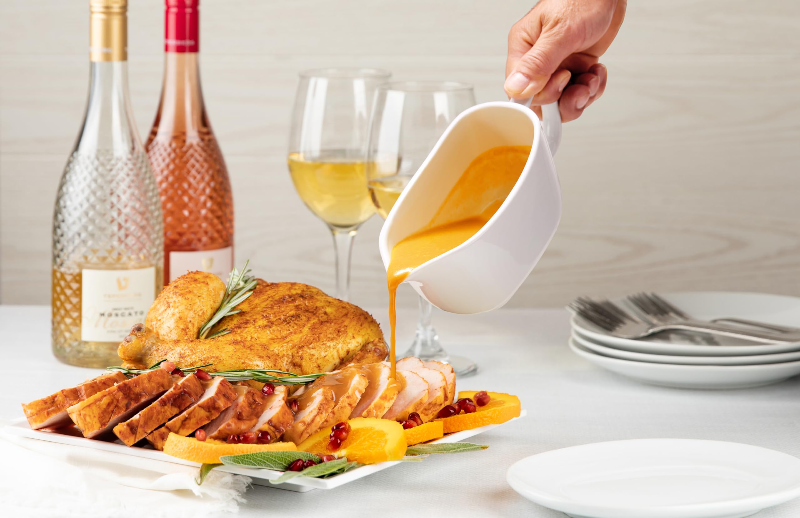 Kook Gravy Boat easy-clean ceramic resists odors and stains.