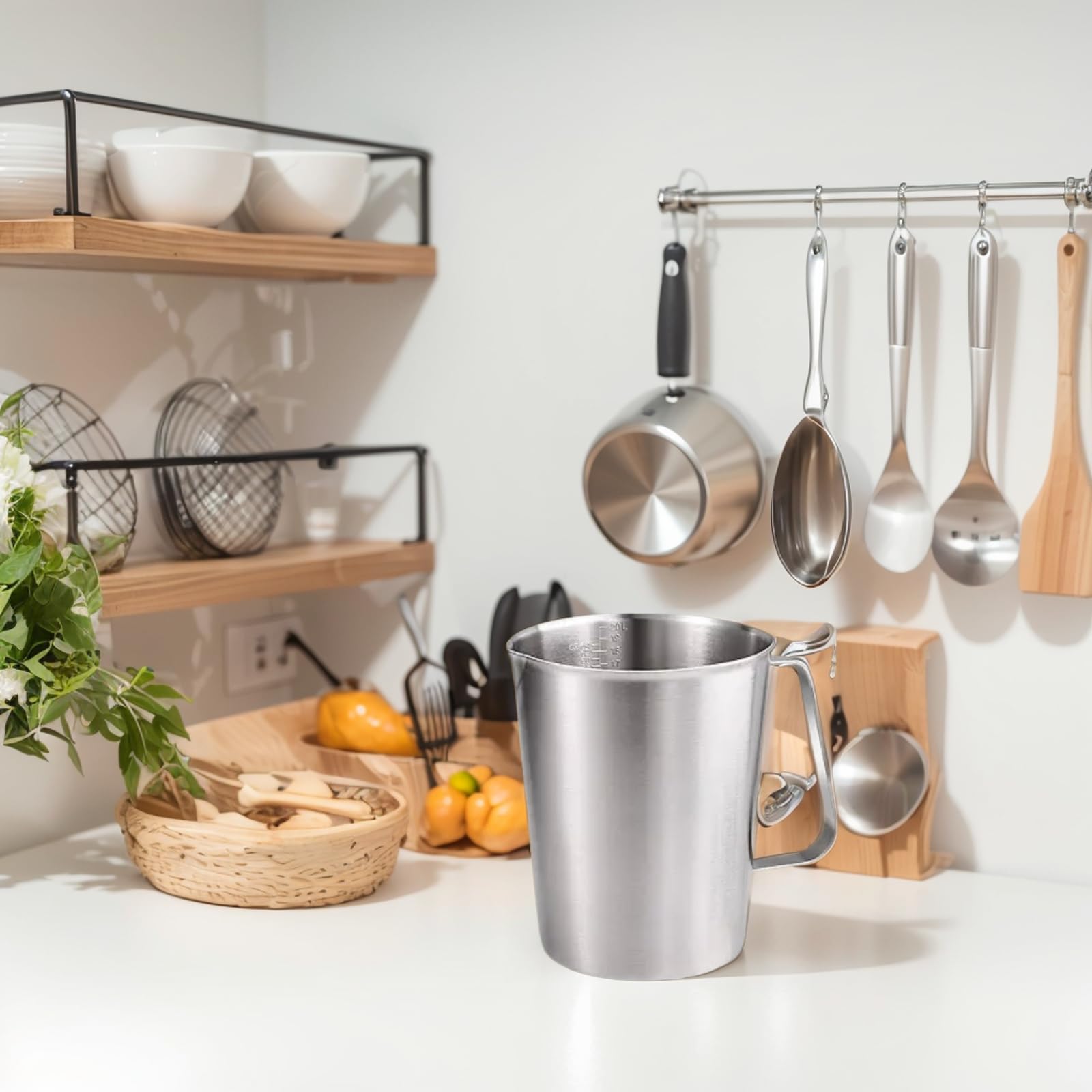 KSENDALO measuring cup with sturdy handle for easy pouring.