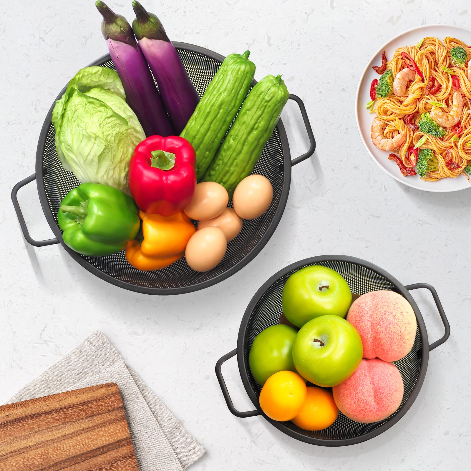 Kteniy stainless steel pasta strainer features a sturdy handle for safe lifting.