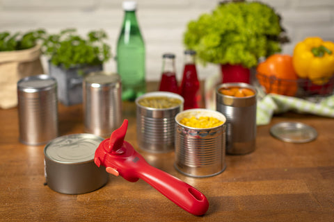 Kuhn Rikon hygienic lid removal keeps fingers clean.