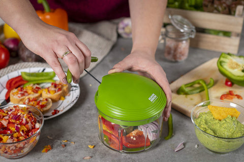 Kuhn Rikon Pull Chop coarse-cut mode on vegetables