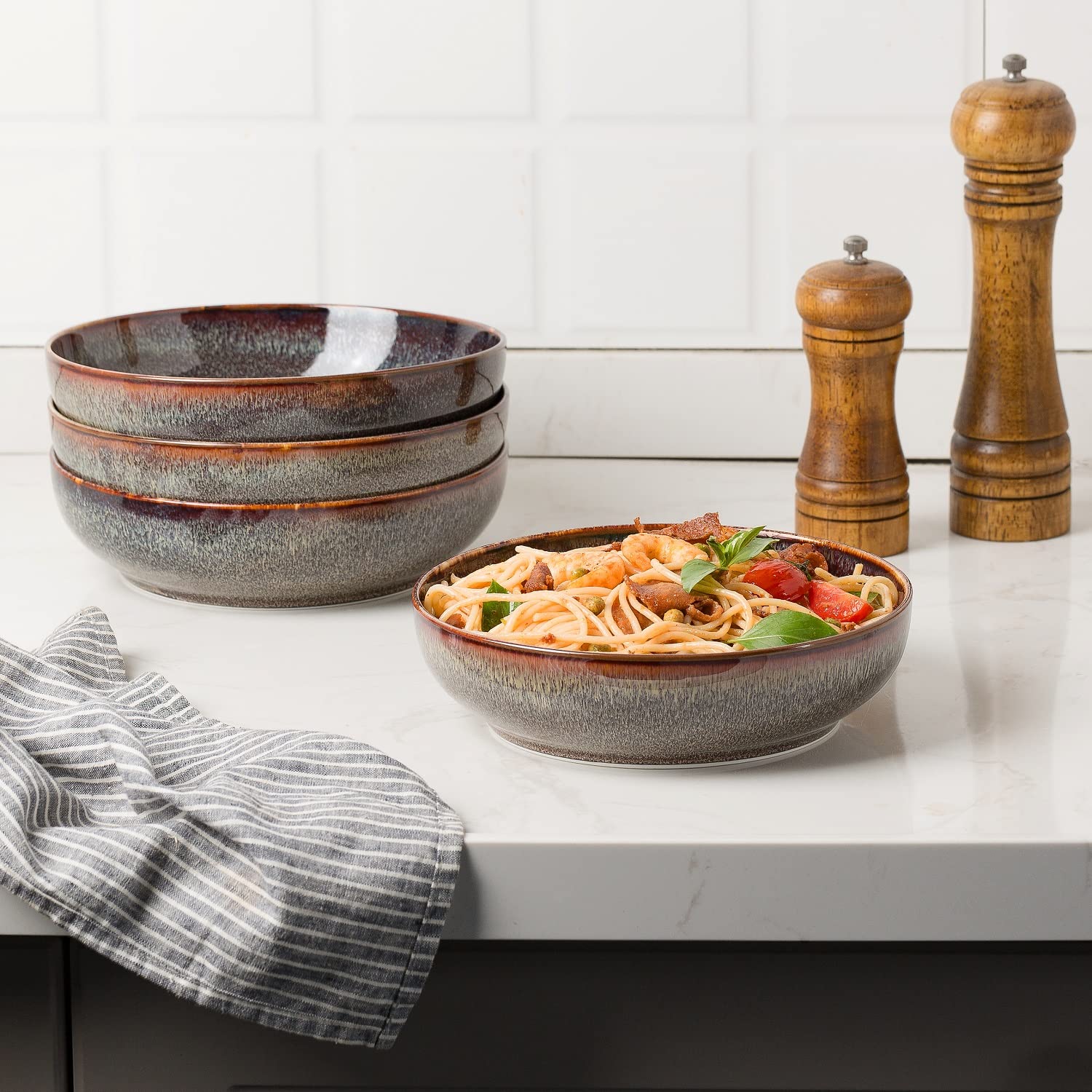 KYBSCZ reactive-glaze caramel-brown bowl, adds color and warmth to weeknight meals.