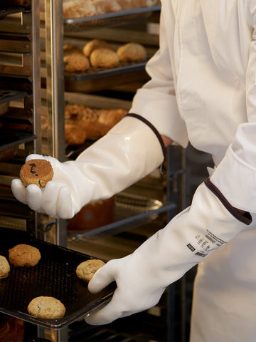 LANON Protection 15-inch oven gloves extended length protects forearms during broiling