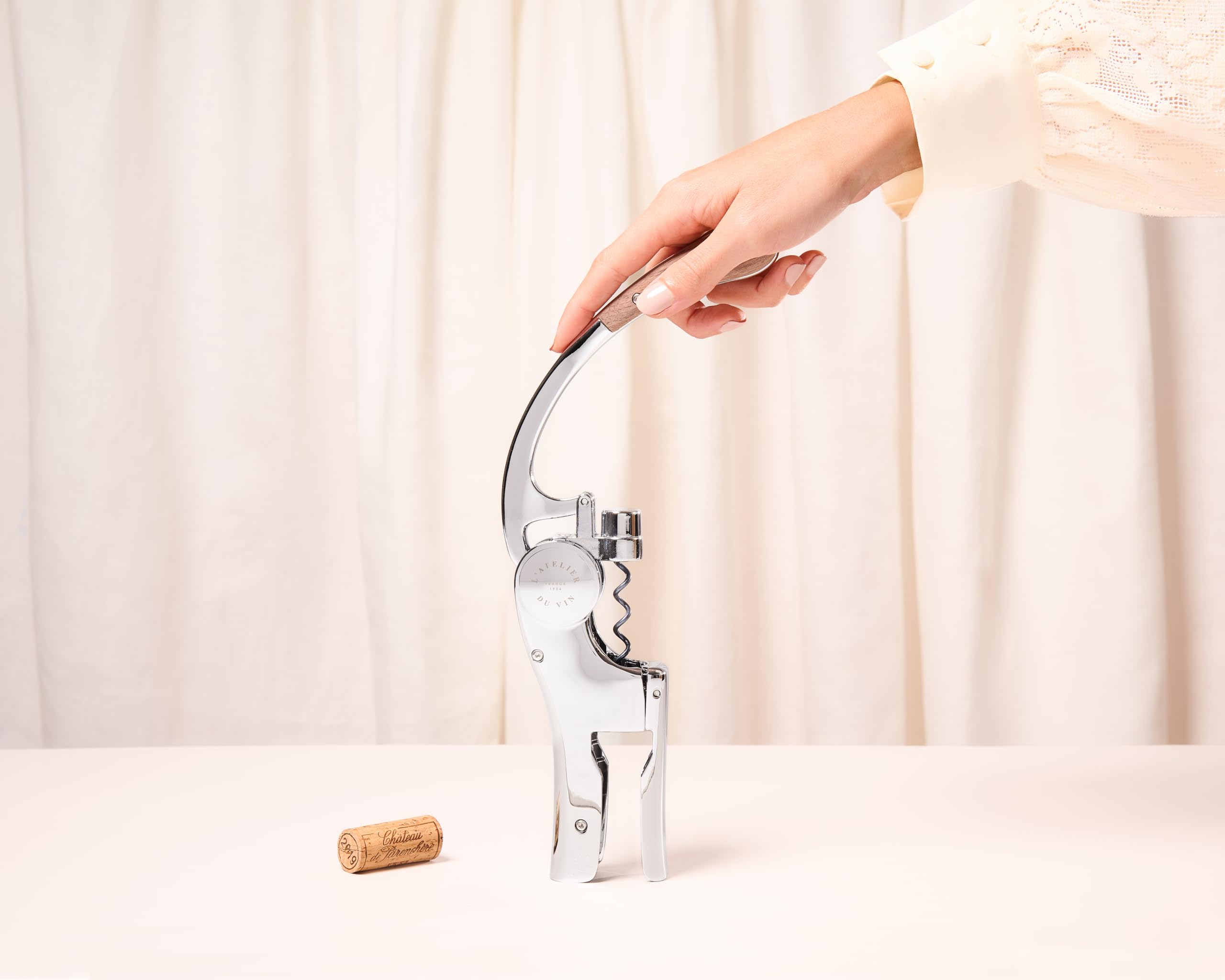 L'Atelier du Vin Oeno Motion chrome finish signals premium craftsmanship.