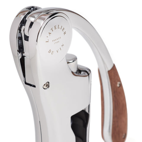 L'Atelier du Vin Oeno Motion wooden handle enhances grip and elegance.