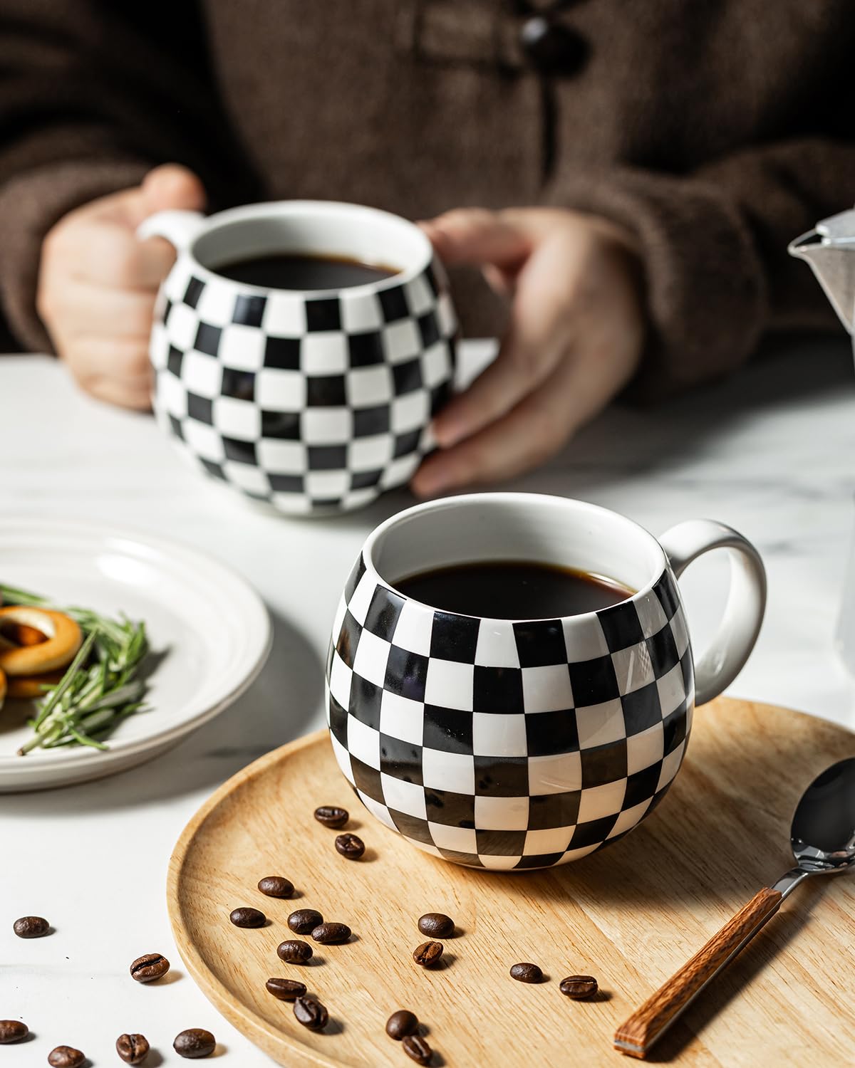 Lauchuh porcelain mugs are microwave and dishwasher safe.
