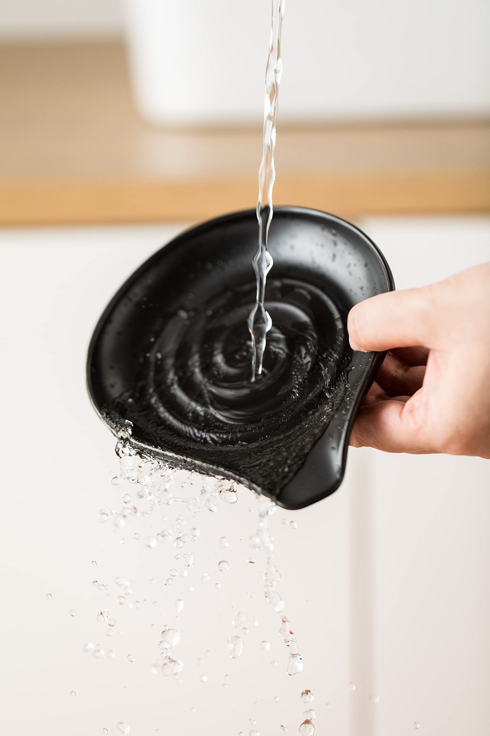 LAUCHUH spoon rest helps reduce paper towel use by catching drips.