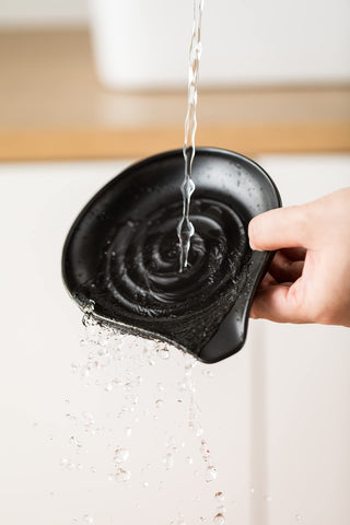 LAUCHUH spoon rest helps reduce paper towel use by catching drips.