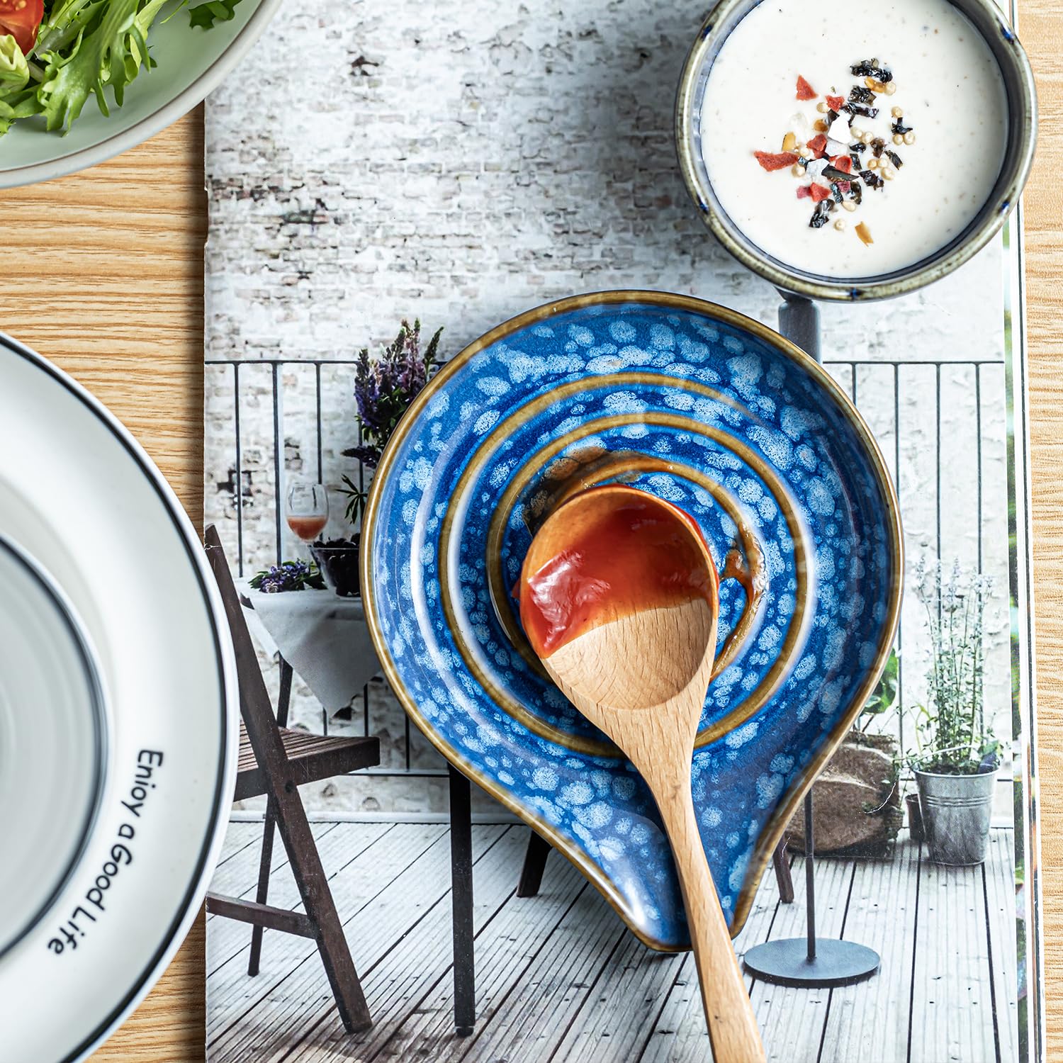 Dishwasher-safe glaze on LAUCHUH spoon rest allows quick, easy cleaning.