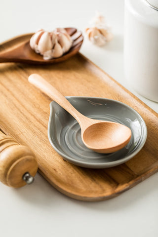 LAUCHUH spoon rest features grooves that hold utensils securely.