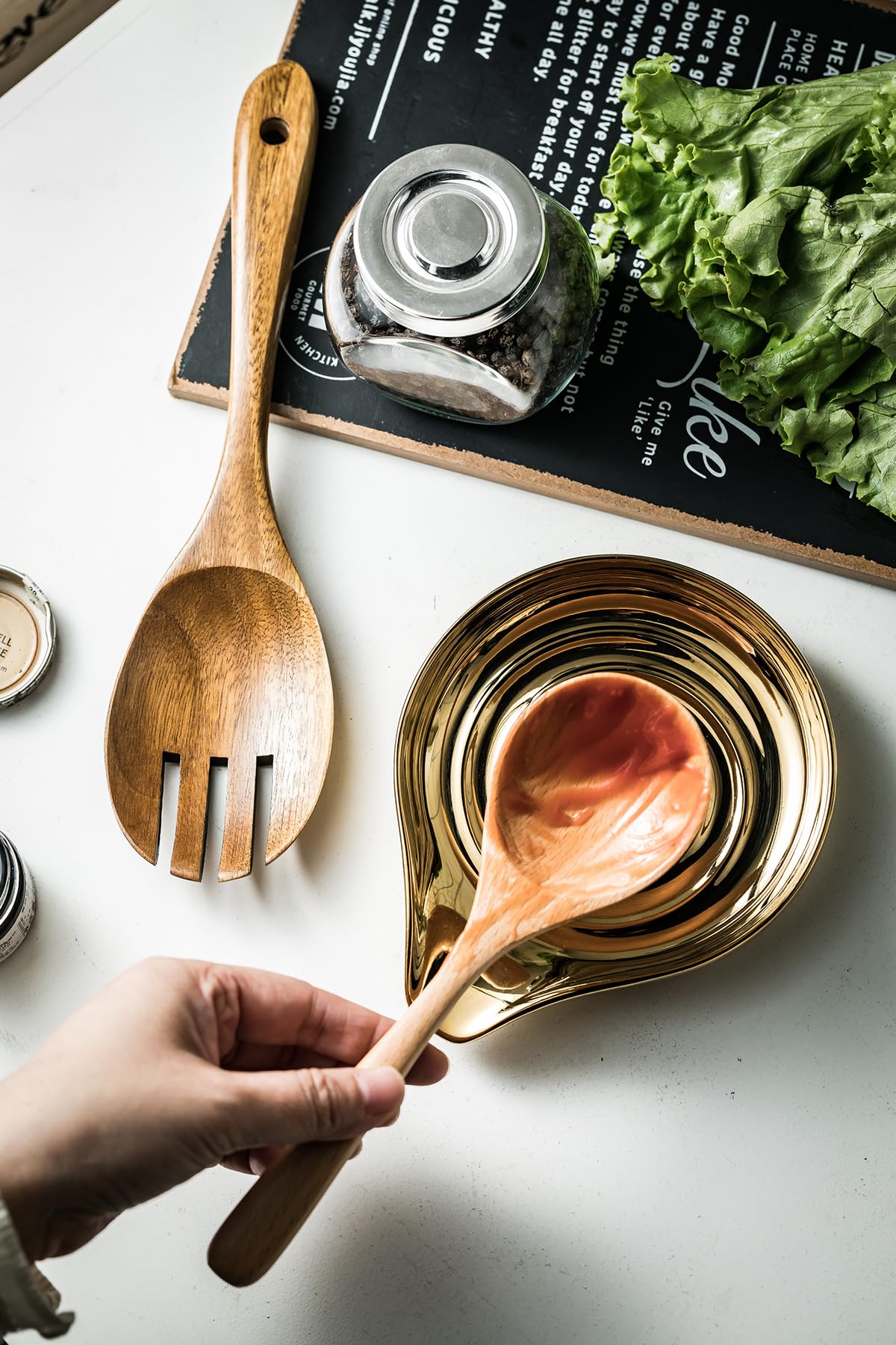 LAUCHUH gold heat-resistant spoon rest protects countertops during cooking.