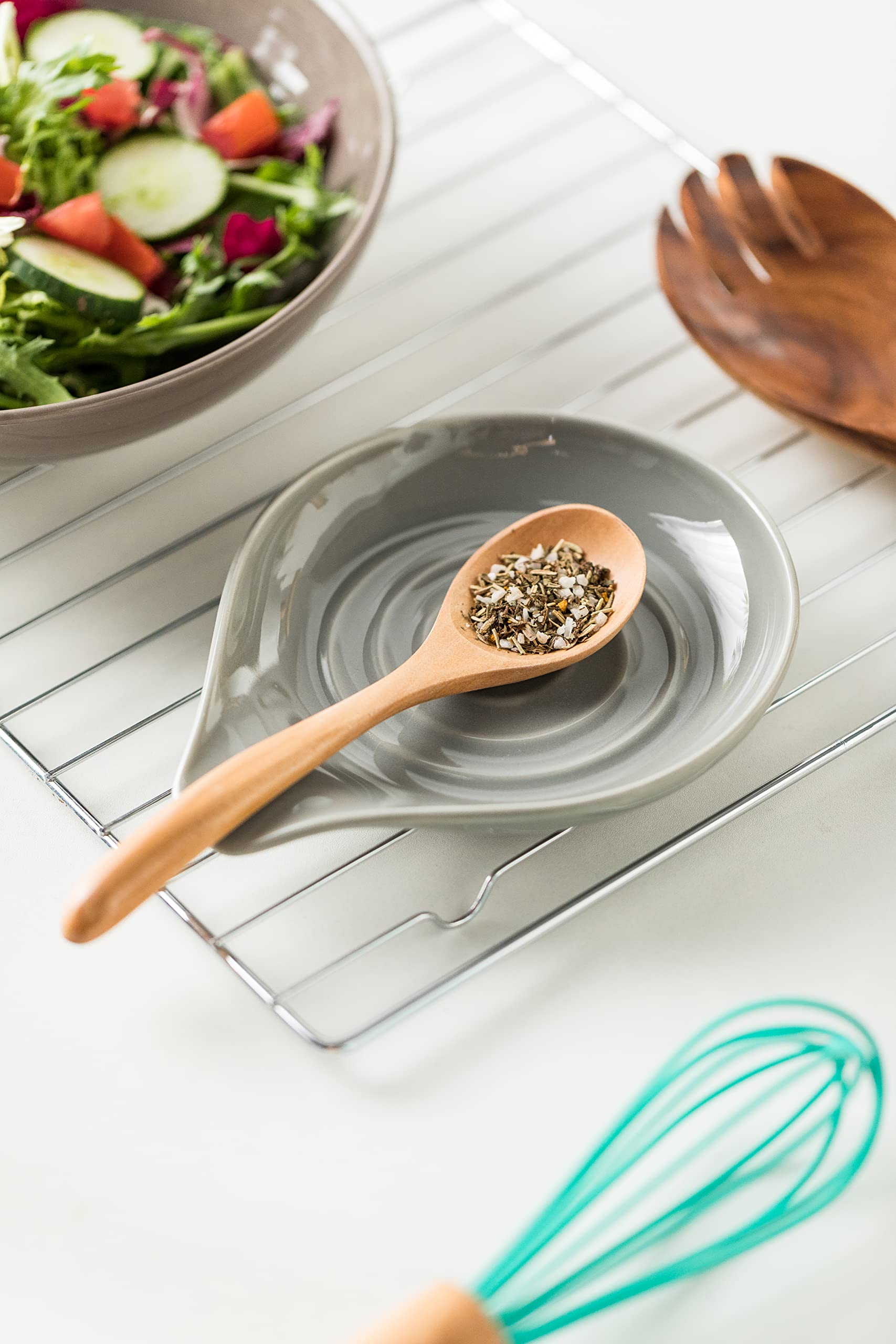 LAUCHUH swirl-design ceramic rest adds farmhouse charm to countertops.