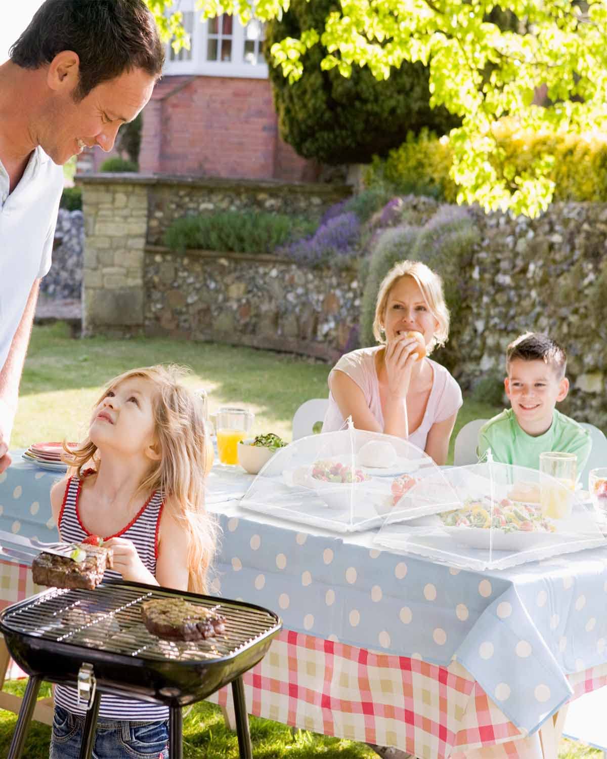 Lauon dining protection against debris during meals.