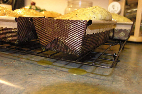 Lawei corrugated paperboard construction provides sturdy bakeware.