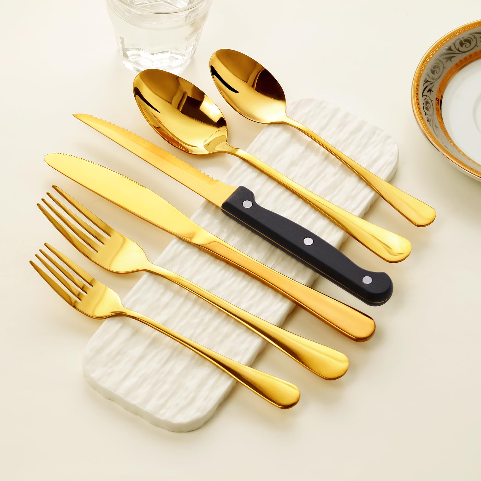 LayHyand dinner and steak knives layout for versatile table settings