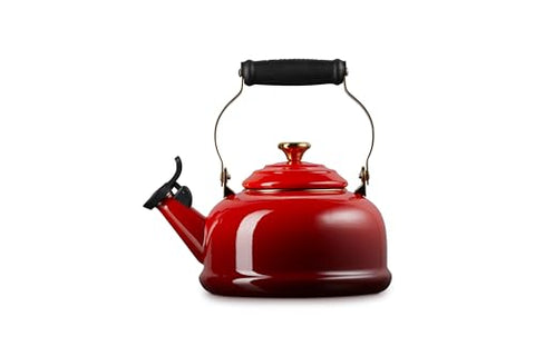 Le Creuset kettle Cerise, handle detail showing secure grip during pouring