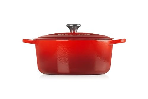 Ergonomic knobs and handles on the Le Creuset Dutch Oven for easy lifting