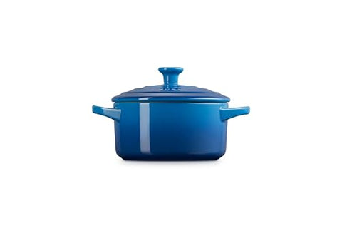 Le Creuset mini cocotte Marseille, side view with lid on, sturdy grip for oven use