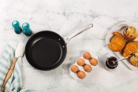 Le Creuset pepper mill Caribbean adjustable grind knob in action.