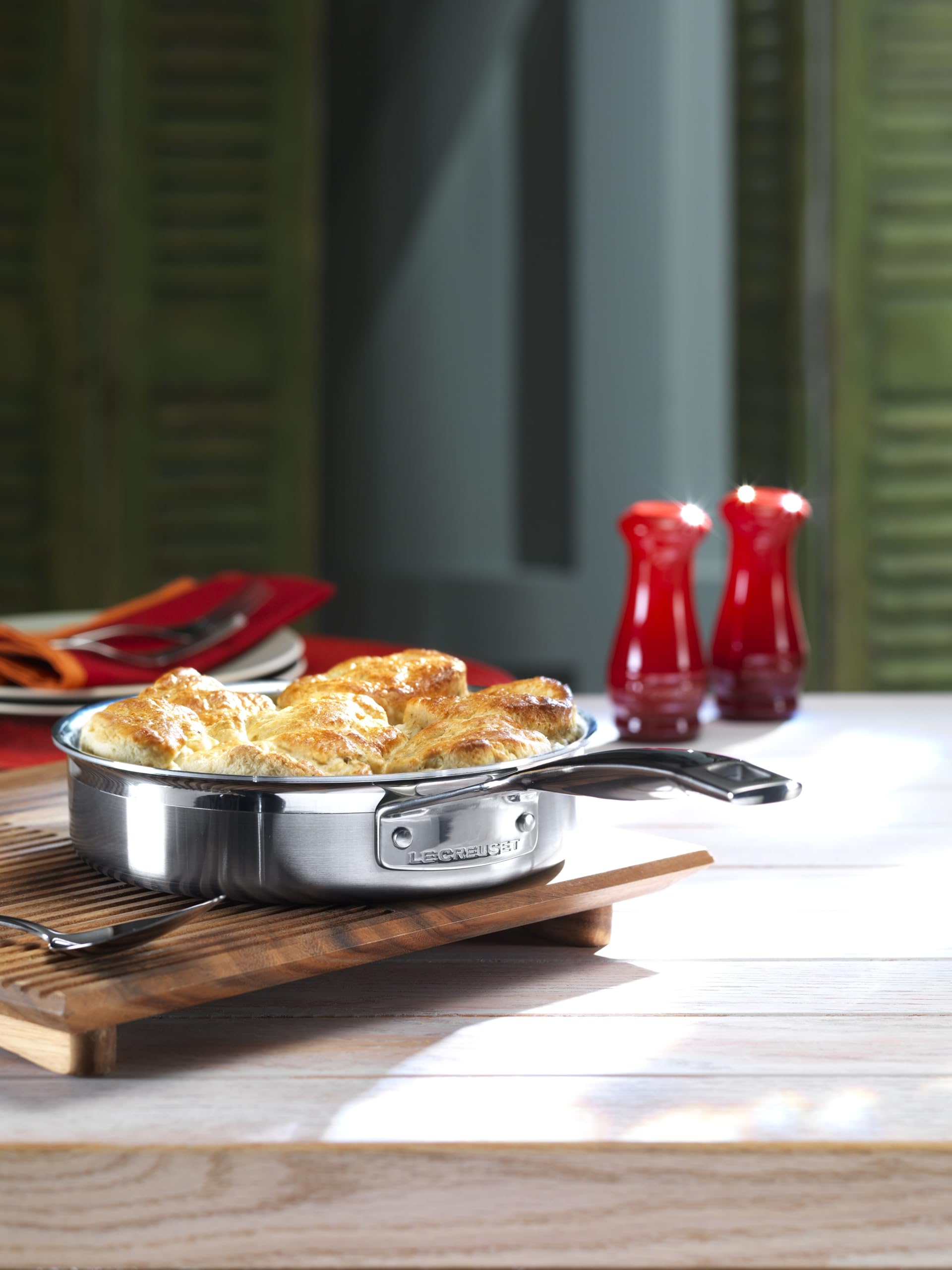 Le Creuset salt and pepper set Cerise, compact packaging.