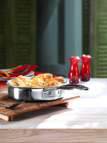 Le Creuset salt and pepper set Cerise, compact packaging.