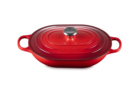 Le Creuset Signature Oval Casserole with lid lid-on view shows even heat