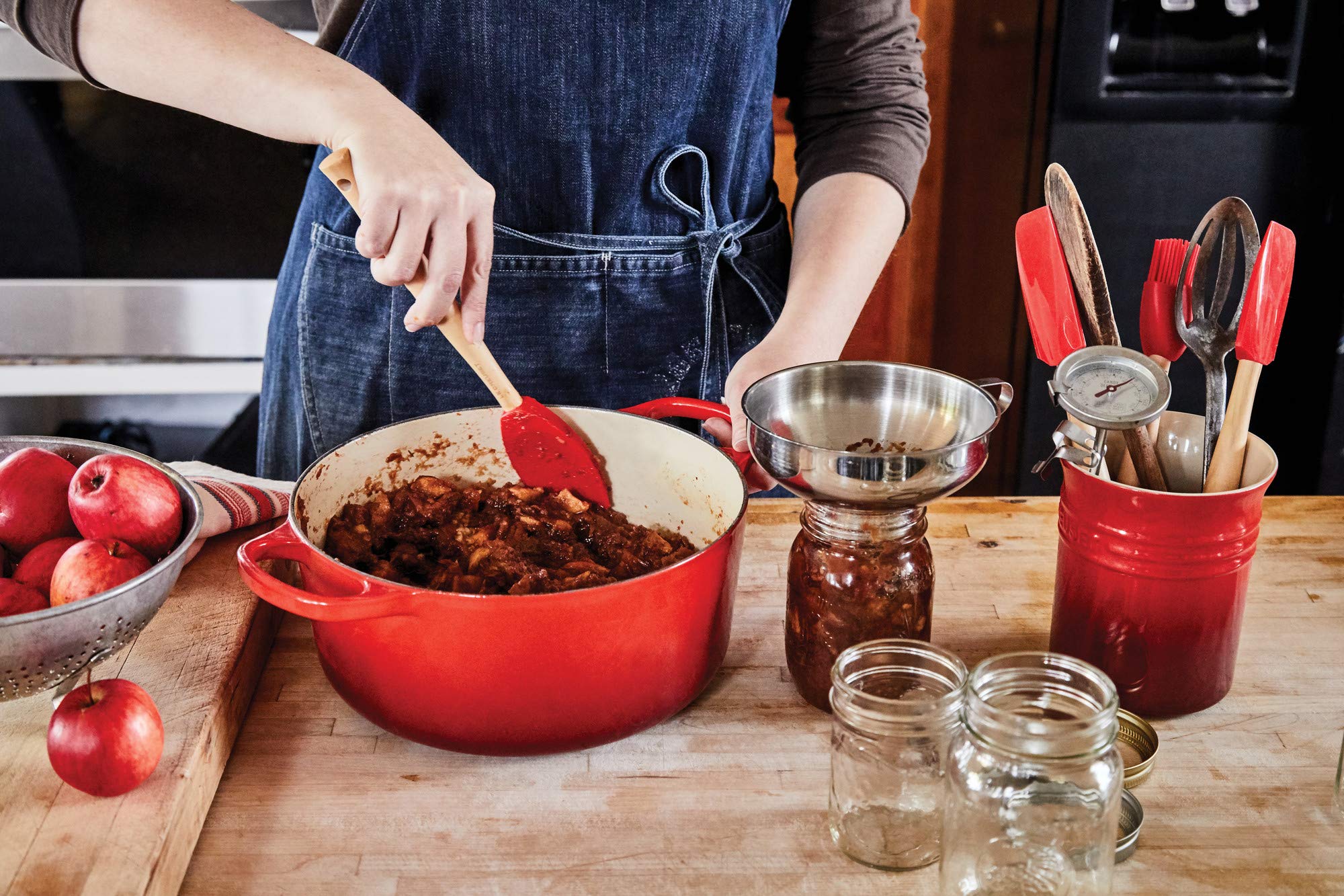 Le Creuset basting brush ergonomic handle provides comfortable grip during cooking.