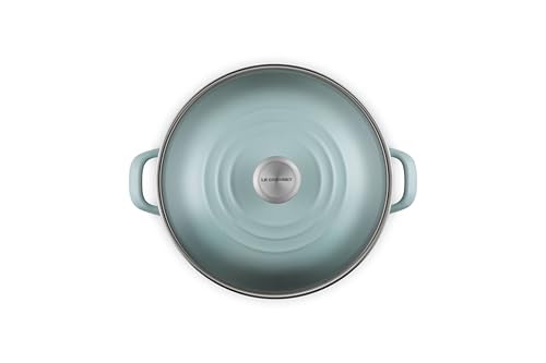 Close-up of the cool-touch, heat-resistant knob on the stockpot