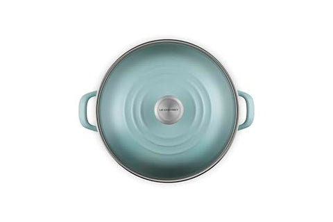 Close-up of the cool-touch, heat-resistant knob on the stockpot
