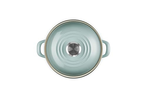 Le Creuset stockpot en émail sur le feu jusqu'à ébullition rapide.