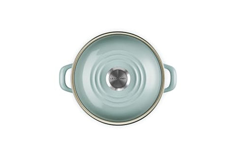 Le Creuset stockpot en émail sur le feu jusqu'à ébullition rapide.