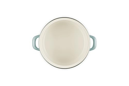 Le Creuset émail proche pour surface durable et non réactive.